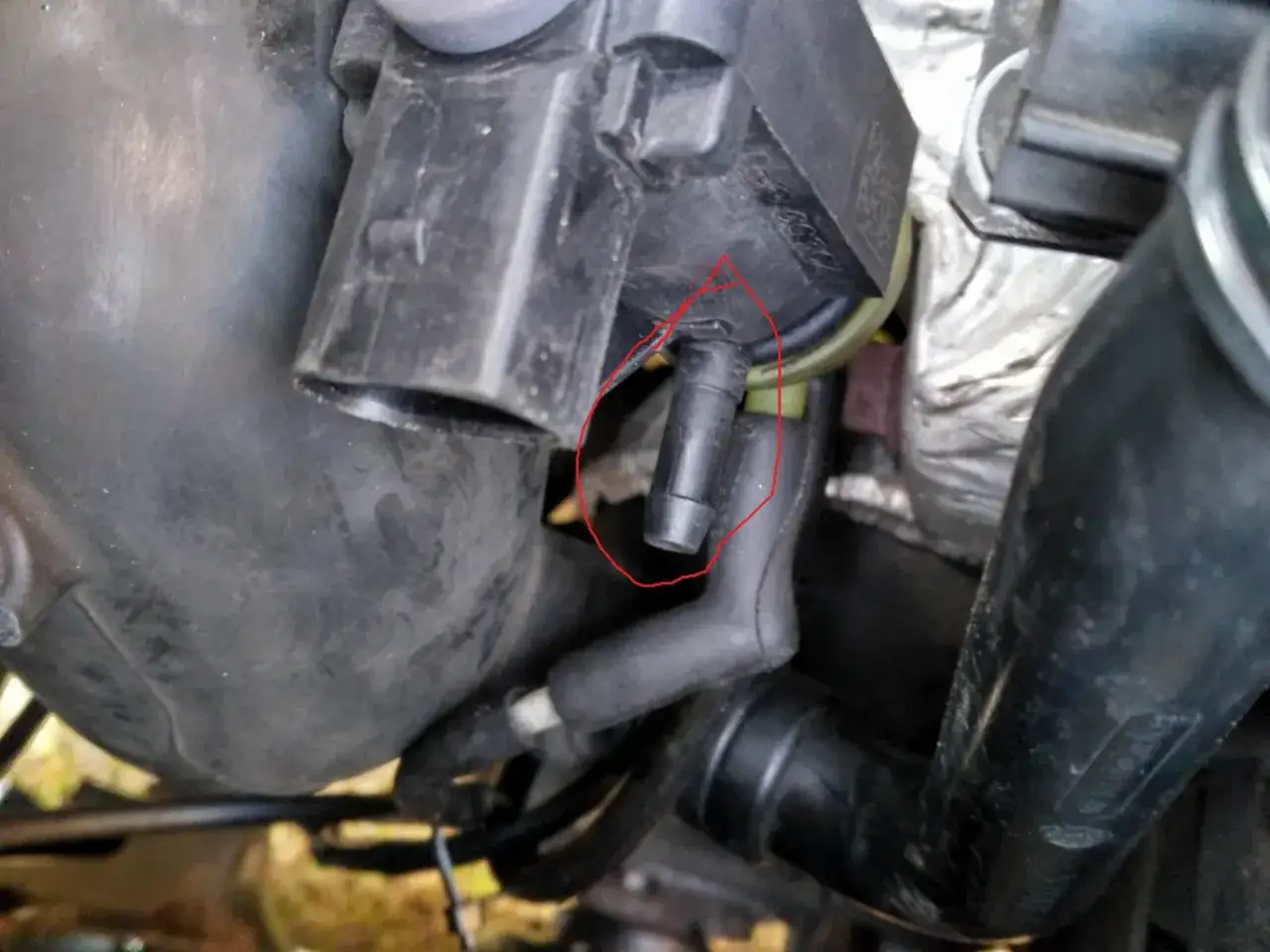 Widok na zawór N75 w silniku 1.9 TDI. Czerwone kółko wskazuje jego lokalizację.
