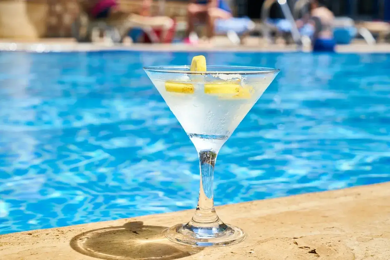 Orzeźwiający drink dla kobiet z cytryną, idealny na upalne dni przy basenie.