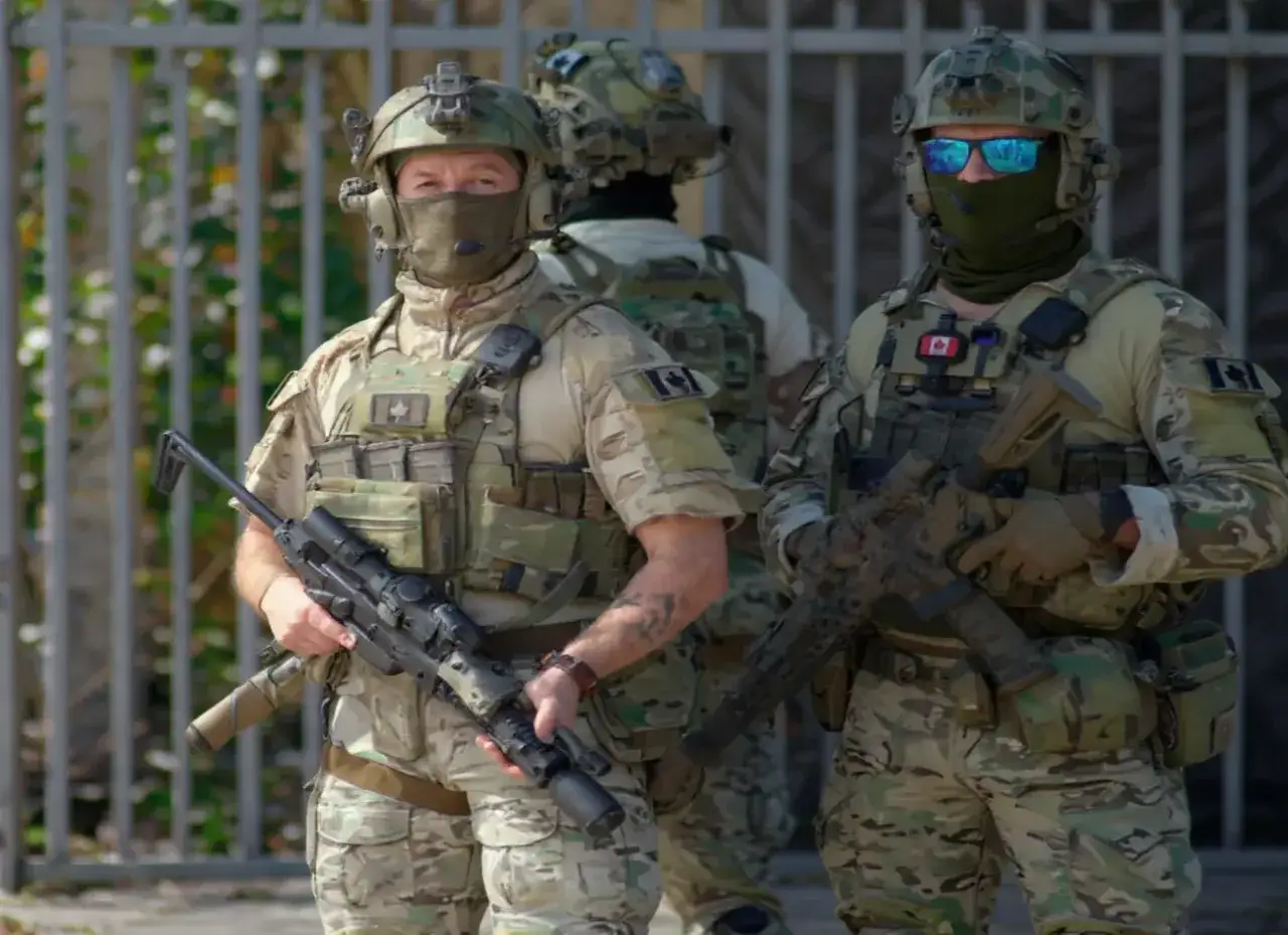 Żołnierze w pełnym rynsztunku, z karabinami, gotowi do akcji. Spełniają wysokie delta force wymagania.