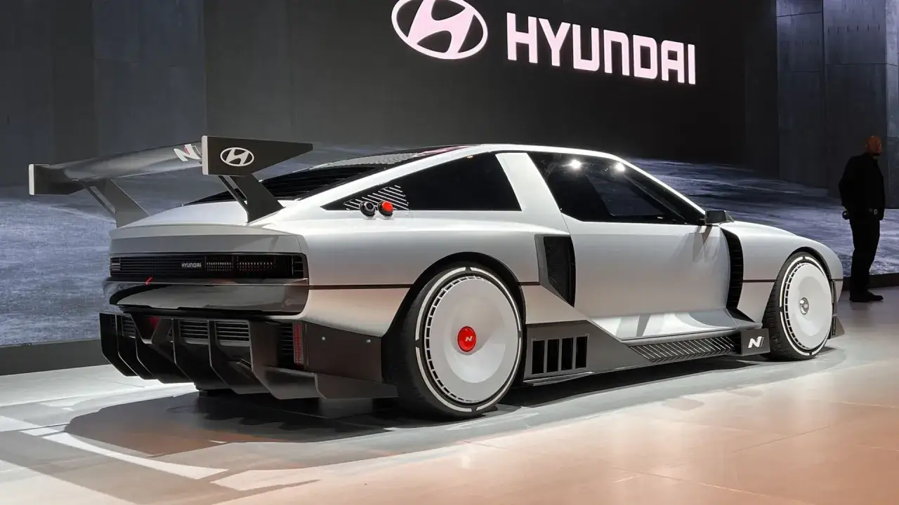 Futurystyczny Hyundai N Vision 74 z masywnym skrzydłem i białymi felgami, gotowy na wyścig.