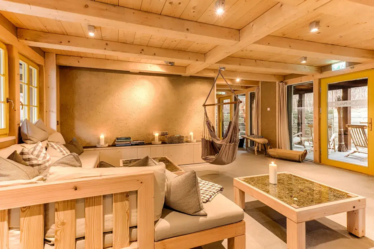 Gemütlicher Ruheraum mit Holzdecke, Hängesessel und Kerzenlicht – perfekt für einen Urlaub in Sachsen.