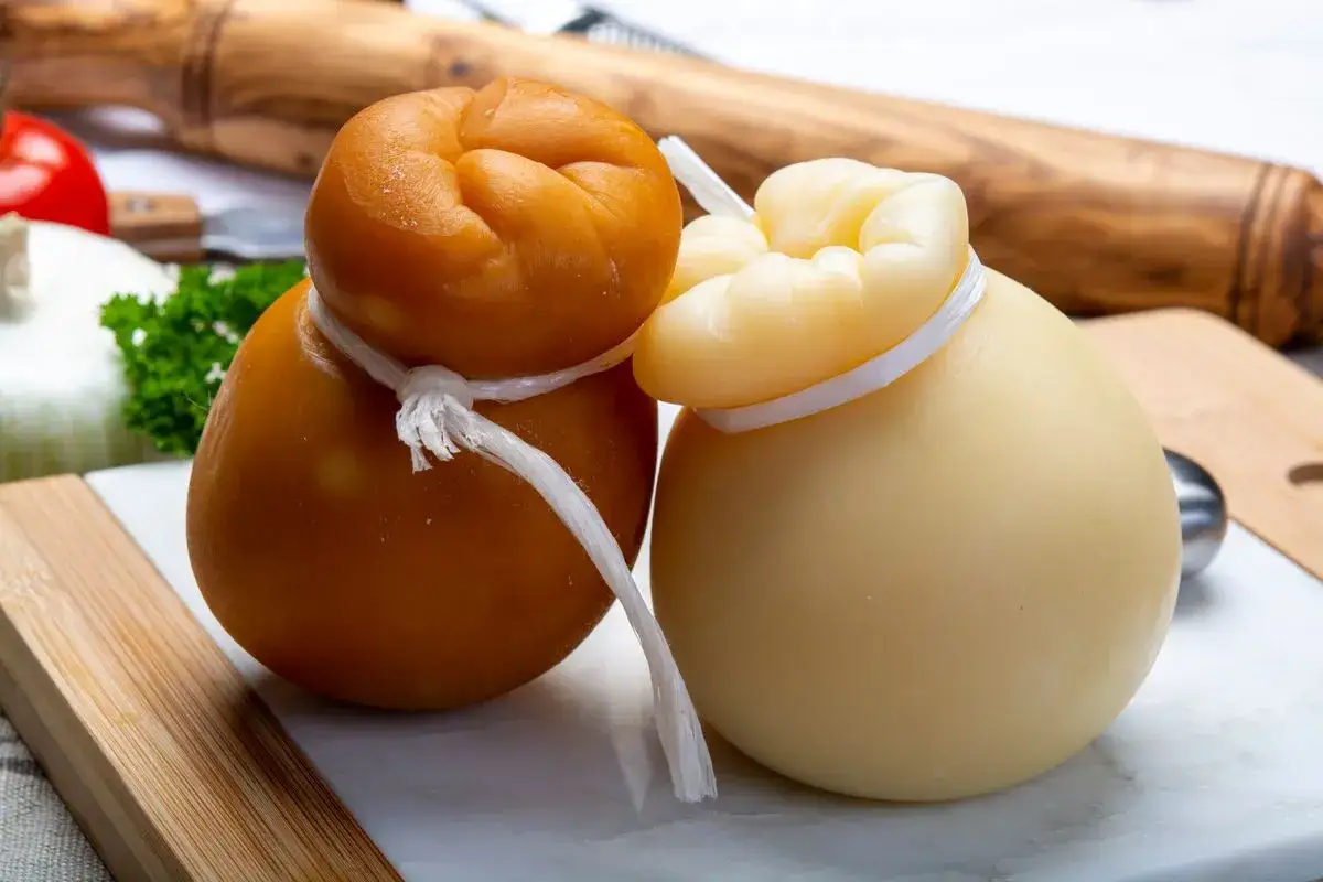 Due formaggi a pera, uno affumicato e uno bianco, dimostrano che provola e scamorza sono la stessa cosa.