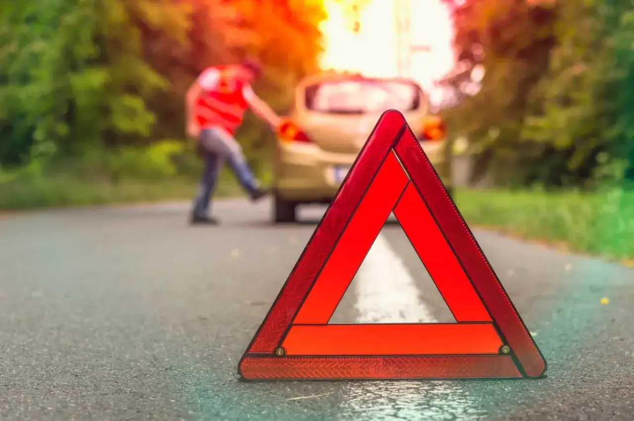 awaria samochodu na autostradzie trójkąt ostrzegawczy