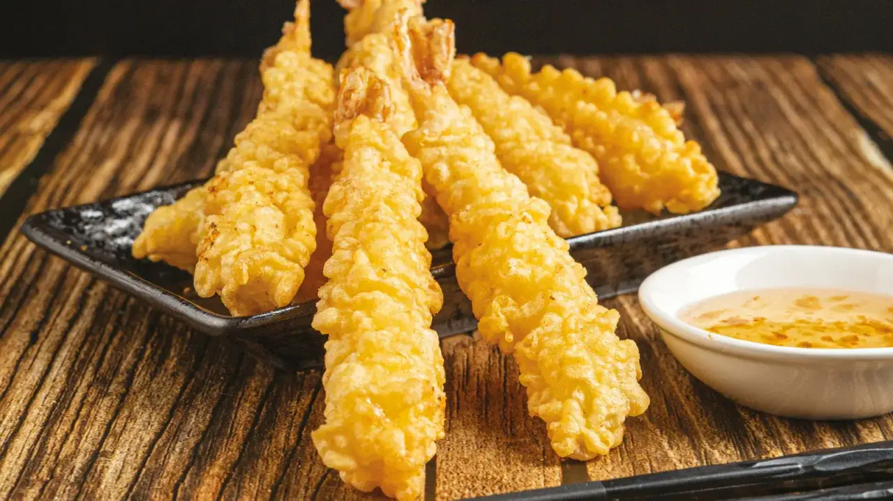 Chrupiące krewetki w cieście tempura, idealne do sosu. Prosty przepis na tempura.