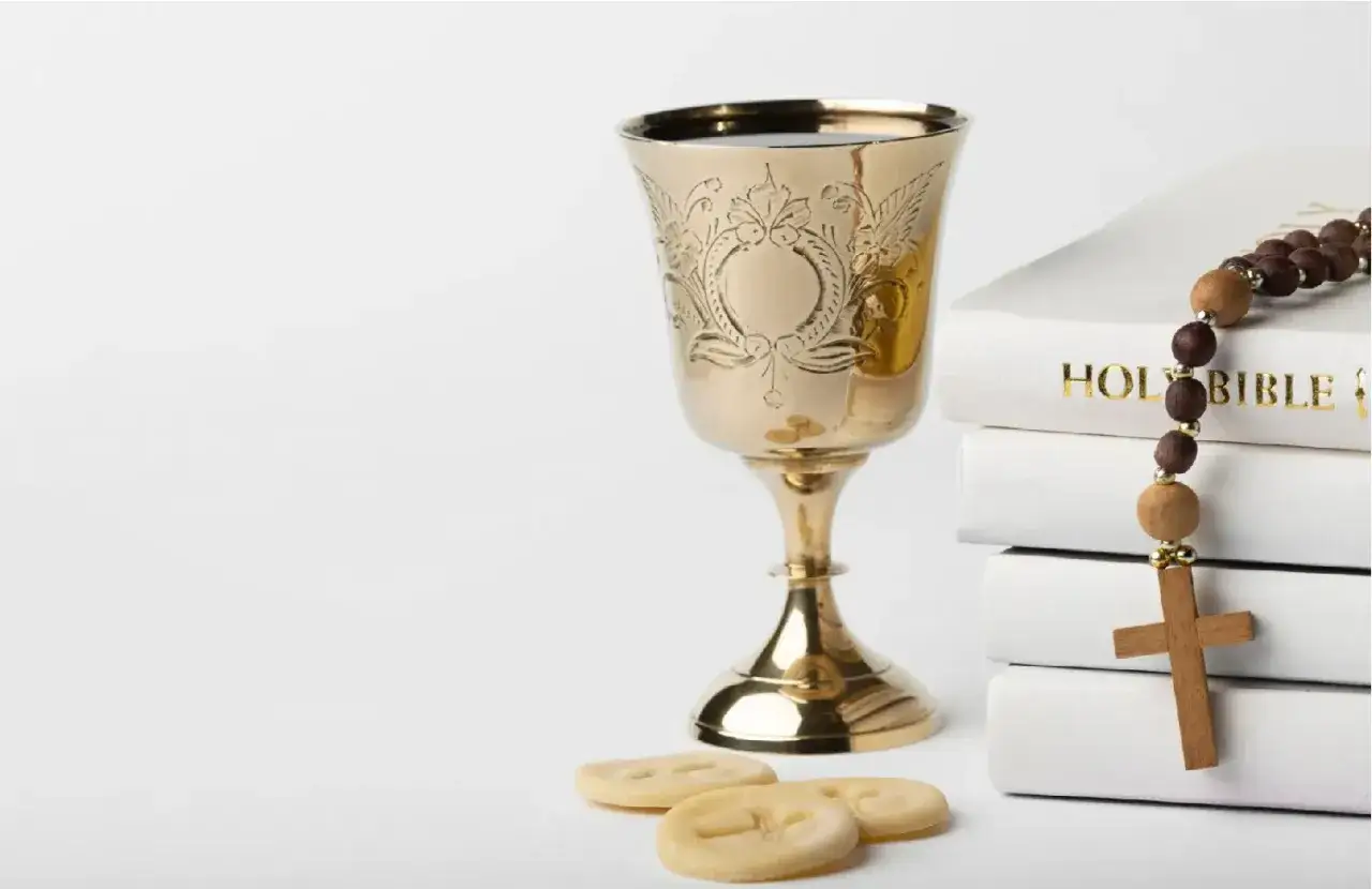 Kielich, hostie, Biblia i różaniec. Jak uzyskać odpis aktu chrztu do ślubu w innej parafii?