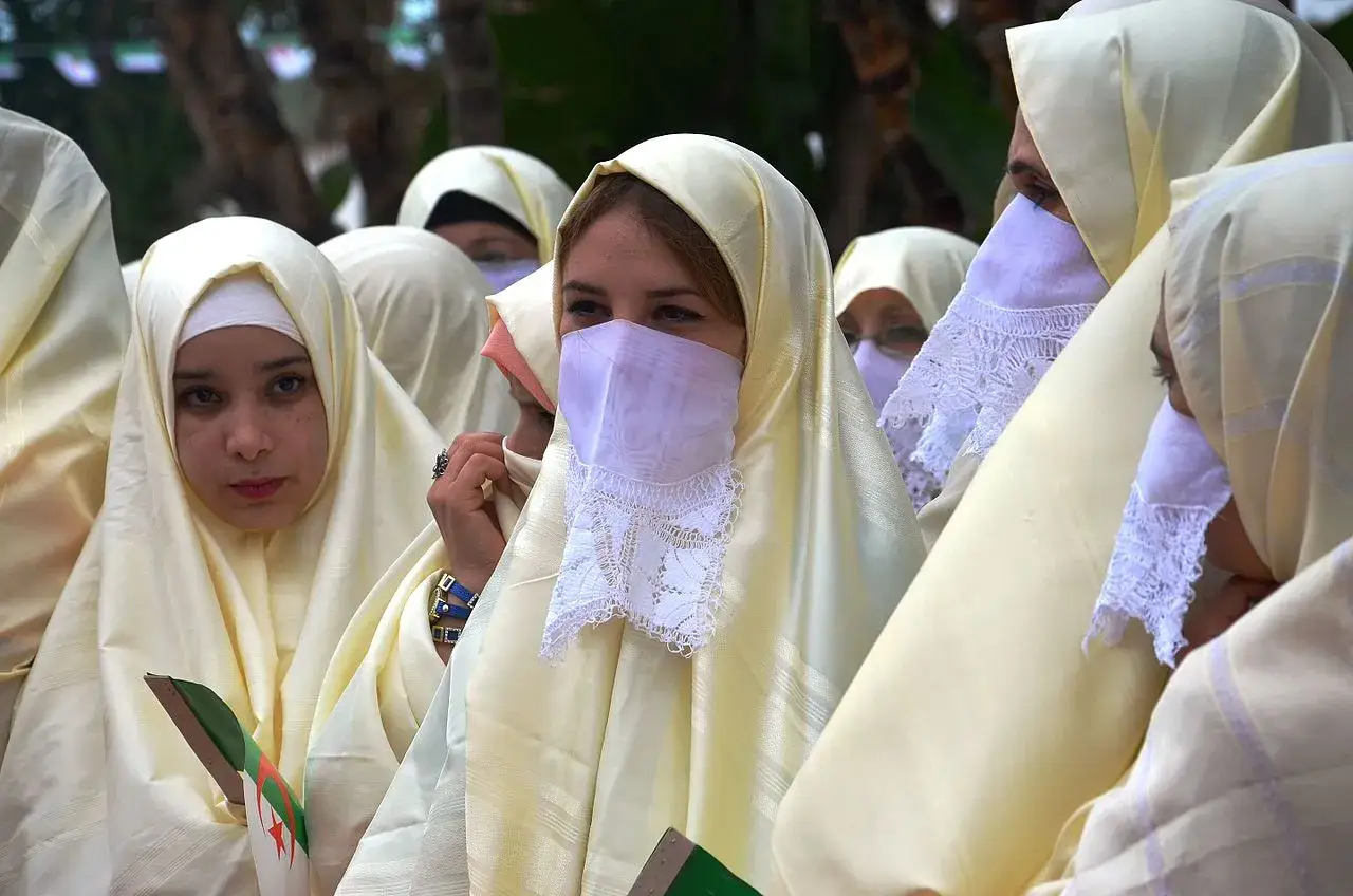 Junge Frauen in traditioneller Kleidung, ein Ausdruck der algerischen Kultur.