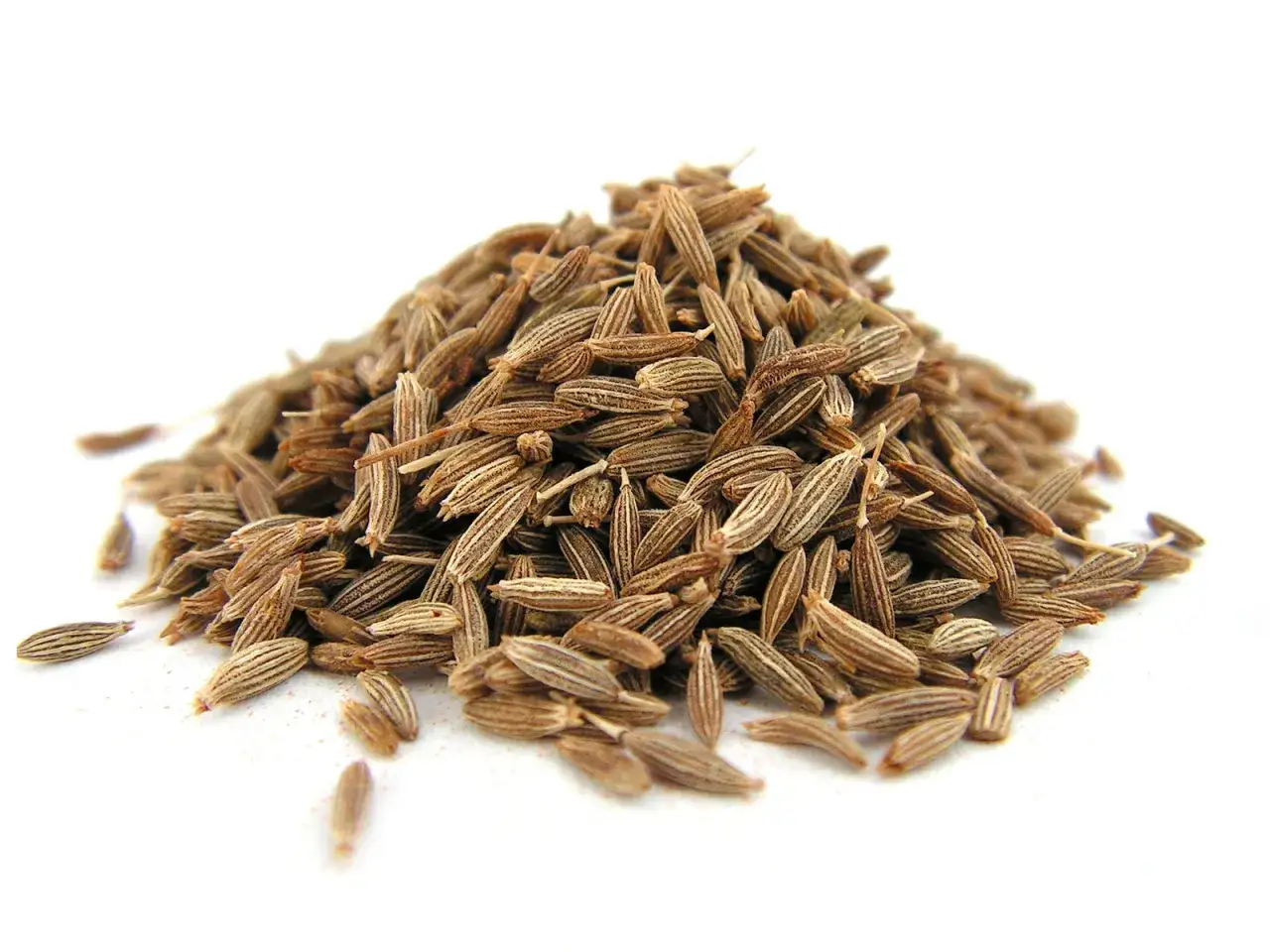 Stos nasion kuminu i kminku, przypraw o podobnym, ale unikalnym aromacie, gotowych do dodania smaku potrawom.