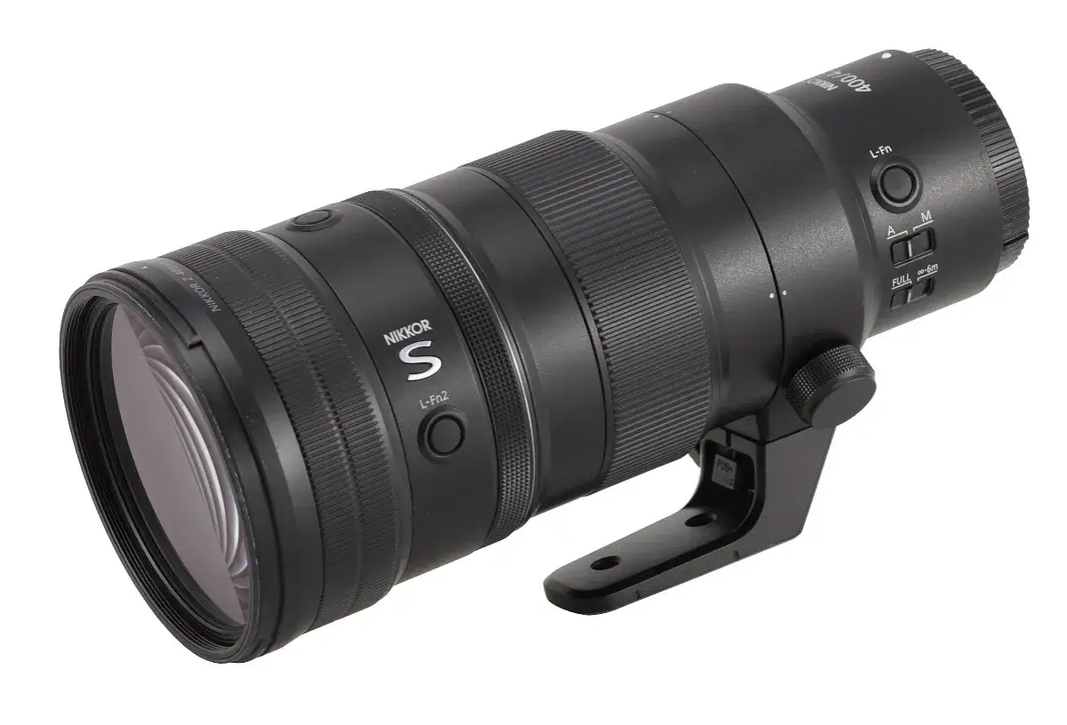 Obiektyw NIKKOR Z 400mm f/4.5 S z mocowaniem do statywu. VR na obiektywie oznacza redukcję drgań, kluczową dla ostrych zdjęć.