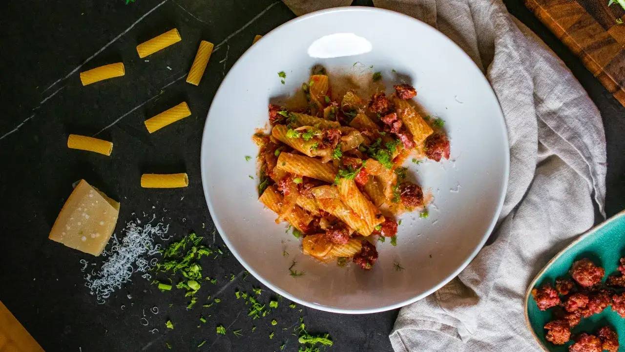 Pasta mit Salsiccia, Tomaten und Parmesan. Was ist Salsiccia? Italienische Wurst, die diesem Gericht Würze verleiht.