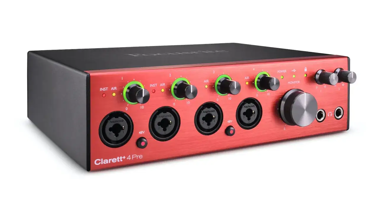 Czerwony interfejs audio Focusrite Clarett+ 4Pre z czterema wejściami combo XLR/TRS, pokrętłami gain i wyjściem słuchawkowym.