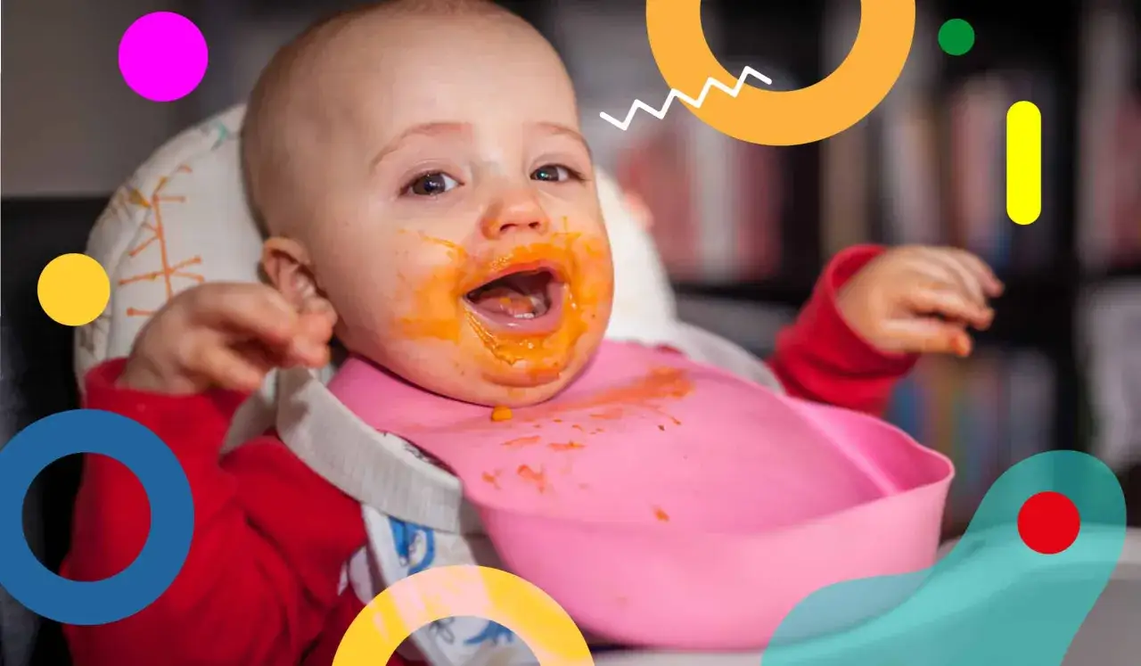 Bambino felice e sporco di pappa, un esempio di autosvezzamento come funziona.