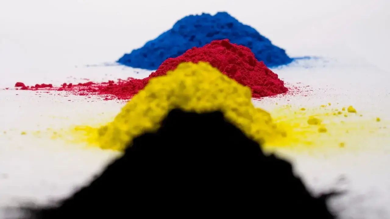 Kolorowe proszki CMYK ułożone w rzędy. Zastanawiasz się, gdzie wyrzucić toner?