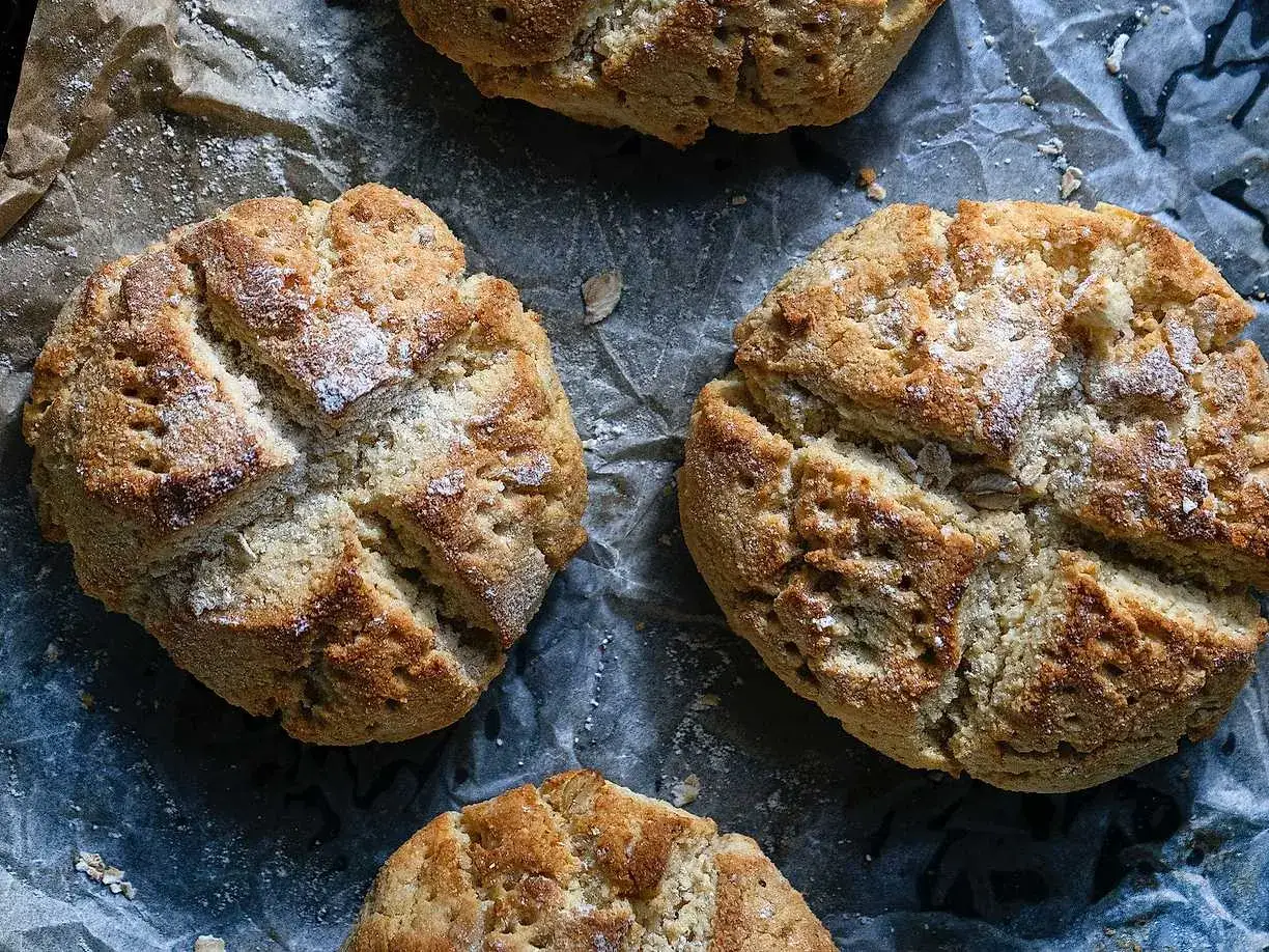 Nybakade scones med bikarbonat, gyllene och fluffiga, redo att avnjutas.