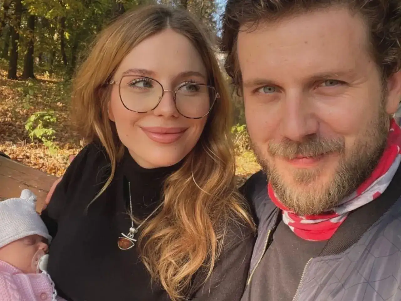 Izabela Banaś i Antek Królikowski z maleńkim synkiem w jesiennym parku.