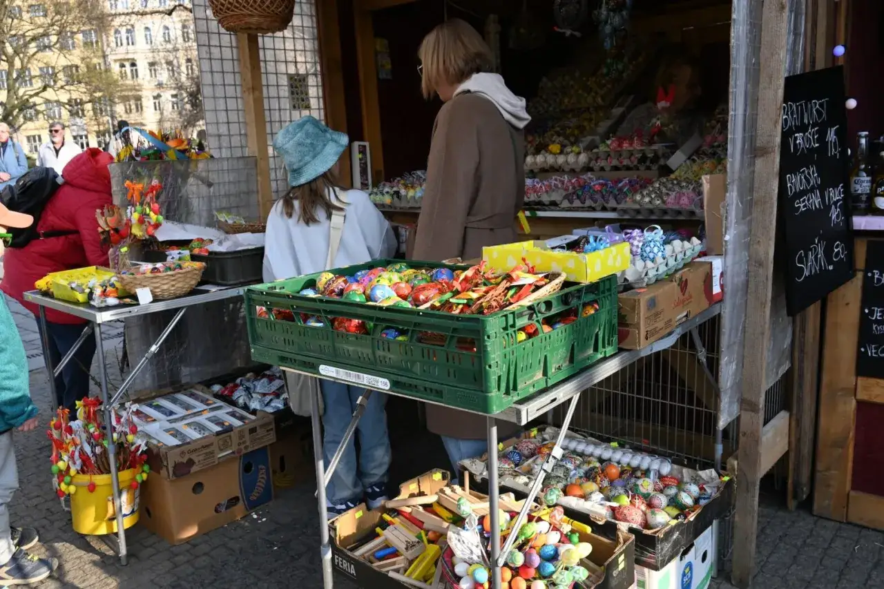 Bunter Ostermarkt in Tschechien mit vielen bemalten Eiern und Osterdekorationen.