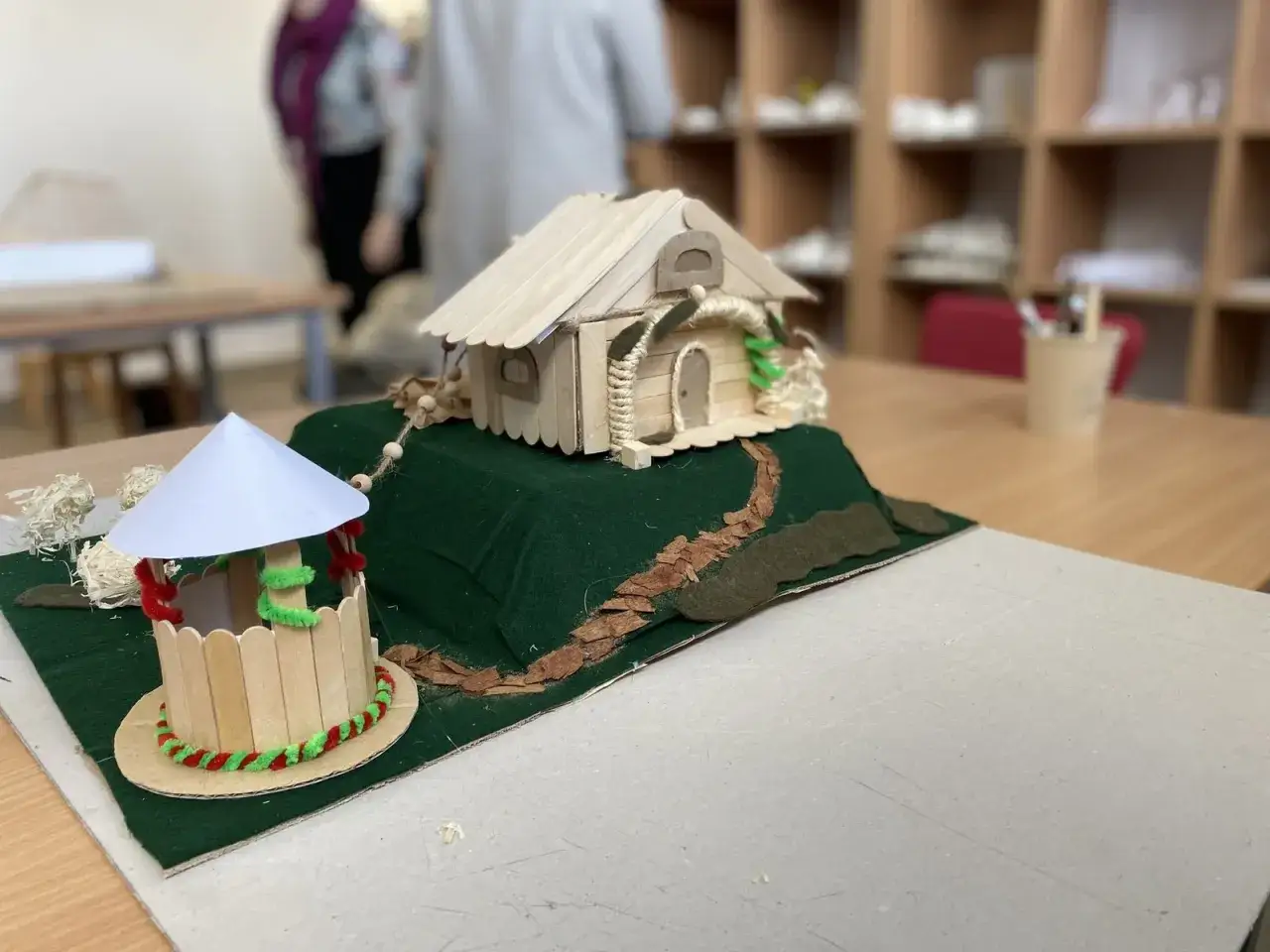 Model domu i studni z patyczków, część projektu z architektura.