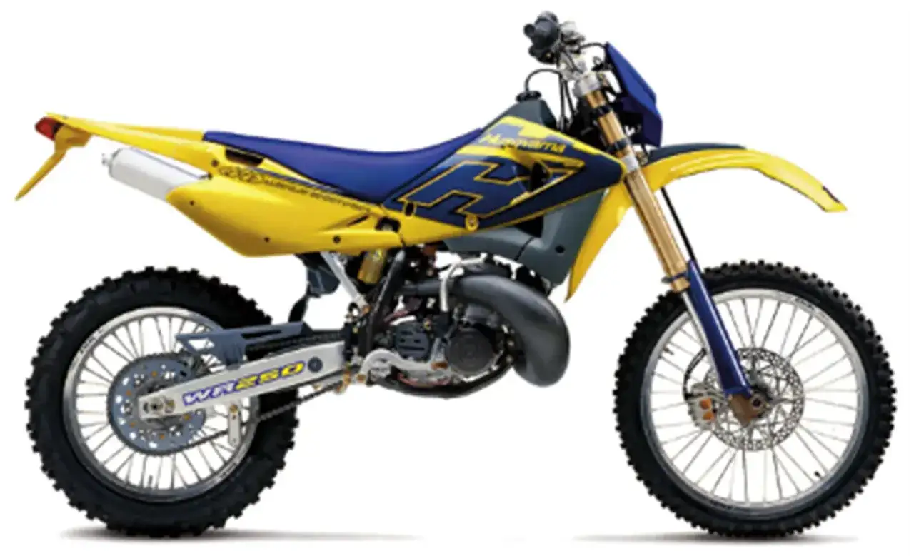 Żółto-niebieski motocykl Husqvarna WR 250, gotowy do terenowej jazdy. Ile koni ma ten model?