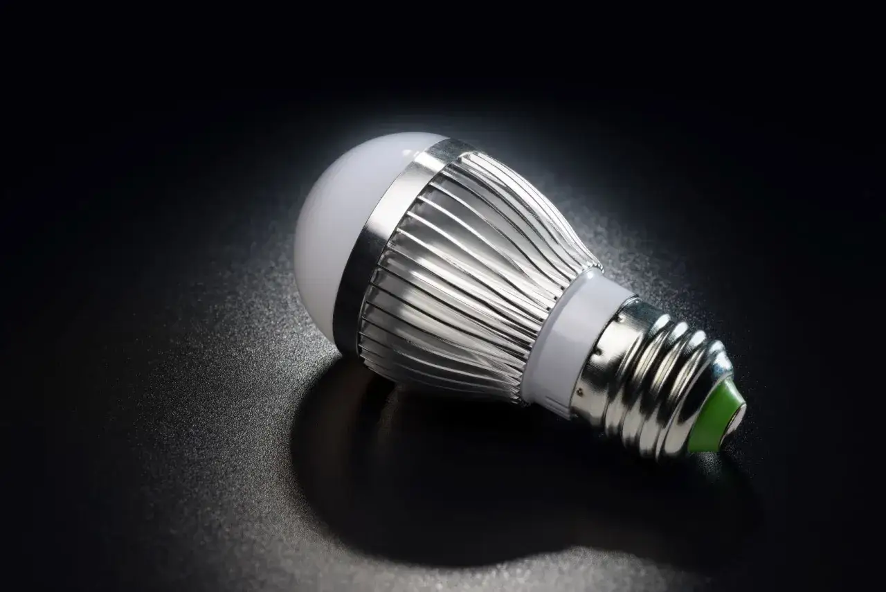 Nowoczesna żarówka LED z metalowym radiatorem. Zastanawiasz się, ile watów ma 50w led? To energooszczędne rozwiązanie.