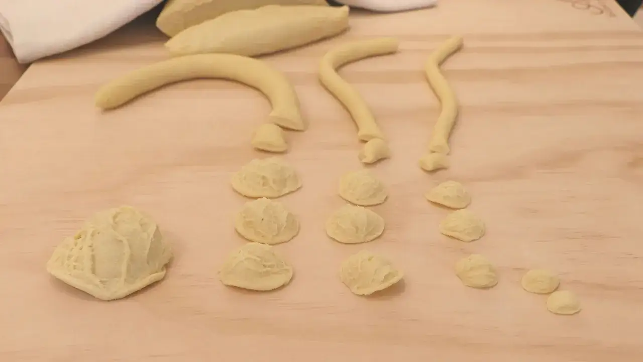 Pasta fresca pugliese: impasto per orecchiette pugliesi pronto per essere formato.
