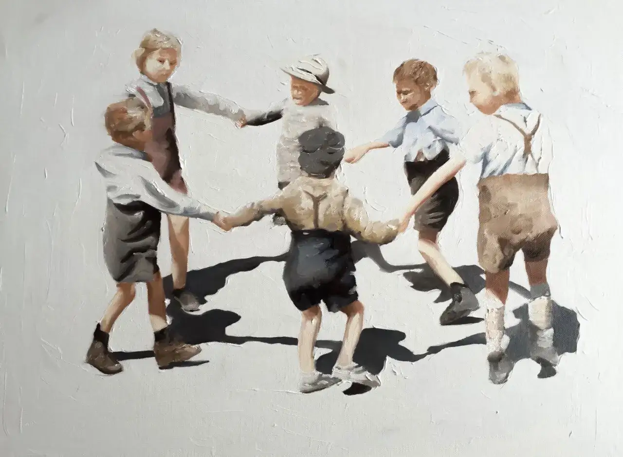 Un cuadro juego de ni&ntilde;os pintado al &oacute;leo, muestra a seis peque&ntilde;os tomados de las manos formando un c&iacute;rculo, con sombras proyectadas en el suelo.