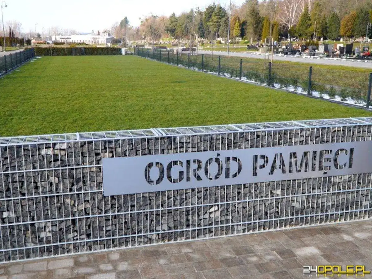 Kamienny mur z napisem