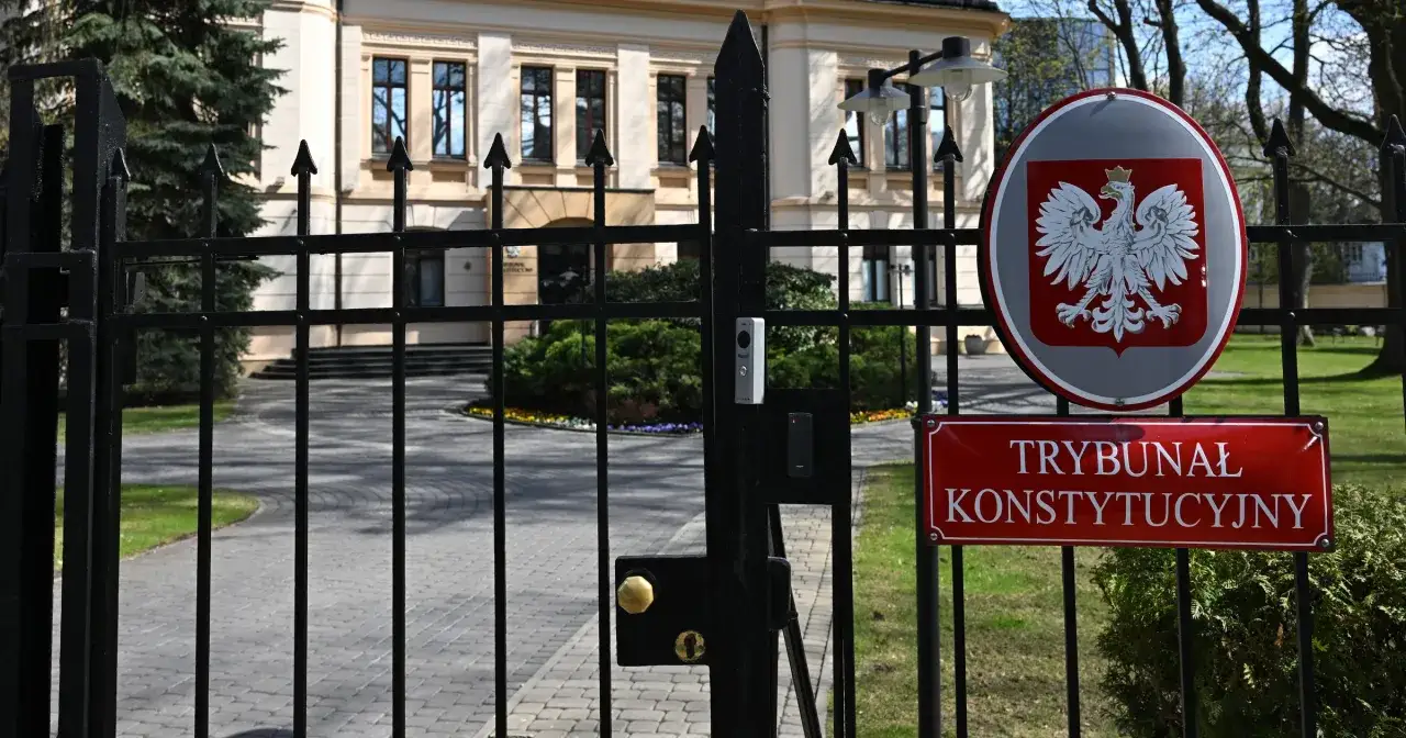Brama z herbem Polski i tabliczką 