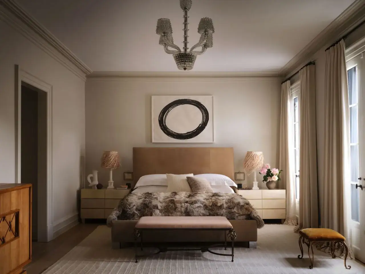 Dormitorio elegante con cama mullida, l&aacute;mparas de mimbre y arte abstracto. Un ejemplo de c&oacute;mo aplicar el feng shui en una casa peque&ntilde;a para crear armon&iacute;a.