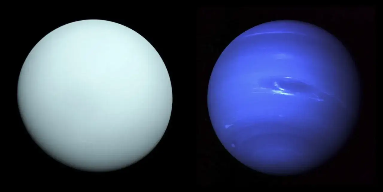 Tv&aring; isj&auml;ttar, Uranus och Neptunus, i rymdens m&ouml;rker. Uranus &auml;r ljusbl&aring;, Neptunus djupbl&aring; med virvlande moln.