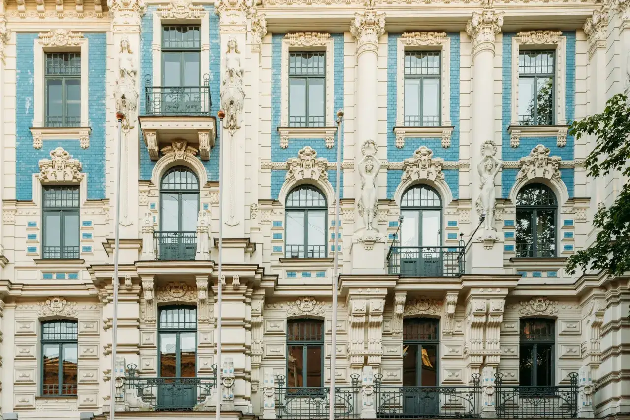 Fa&ccedil;ade orn&eacute;e de statues et de motifs floraux, typique de l'architecture art nouveau.