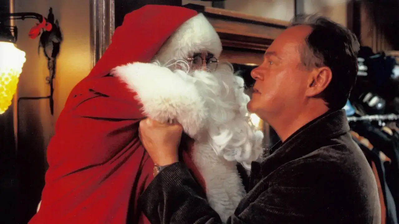 En man drar i tomtemans skägg. En scen från svenska julfilmer som utlovar skratt och julstämning.