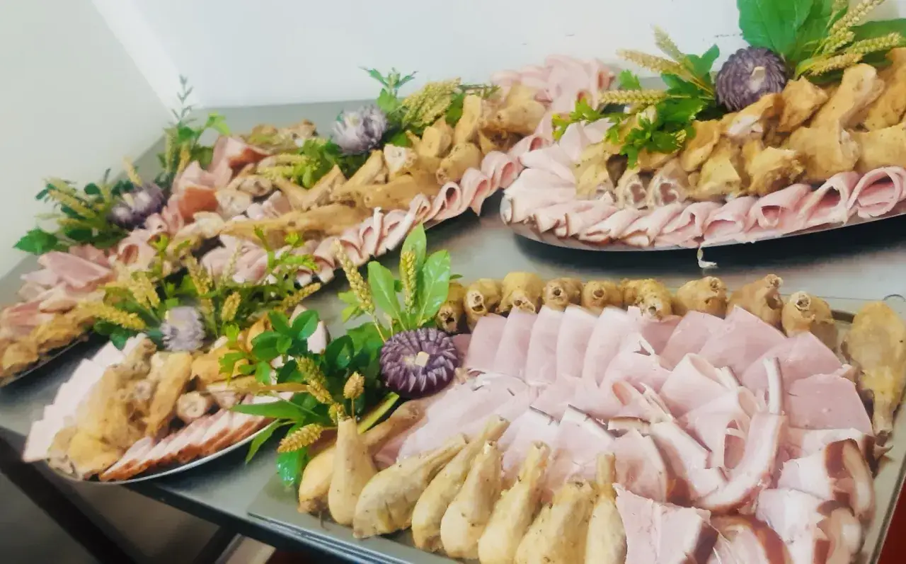 Plateaux garnis de charcuterie et de pi&egrave;ces de volaille, un accompagnement froid pour viande parfait pour un buffet.