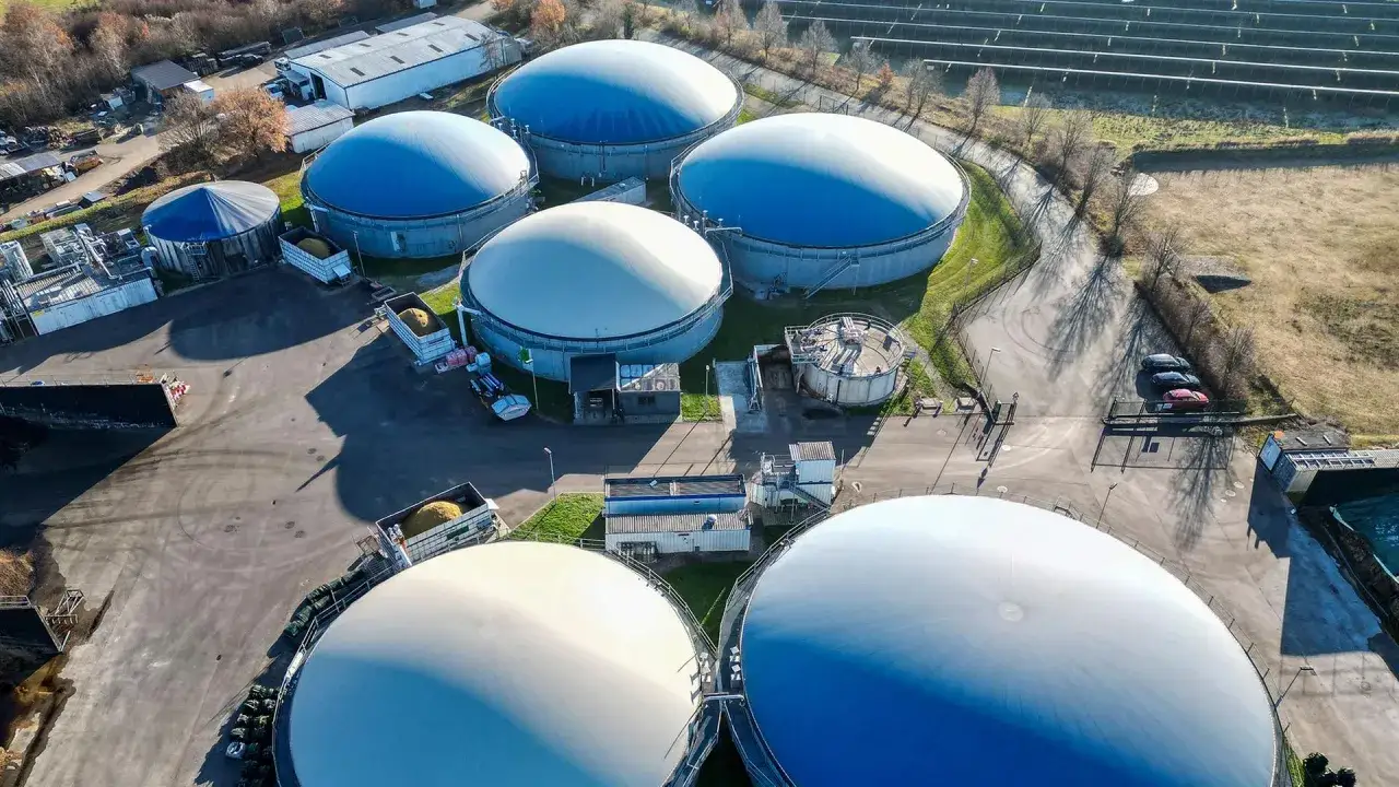 Gro&szlig;e, kuppelf&ouml;rmige Beh&auml;lter auf einer Biogasanlage, die Strom aus Biogas erzeugen.