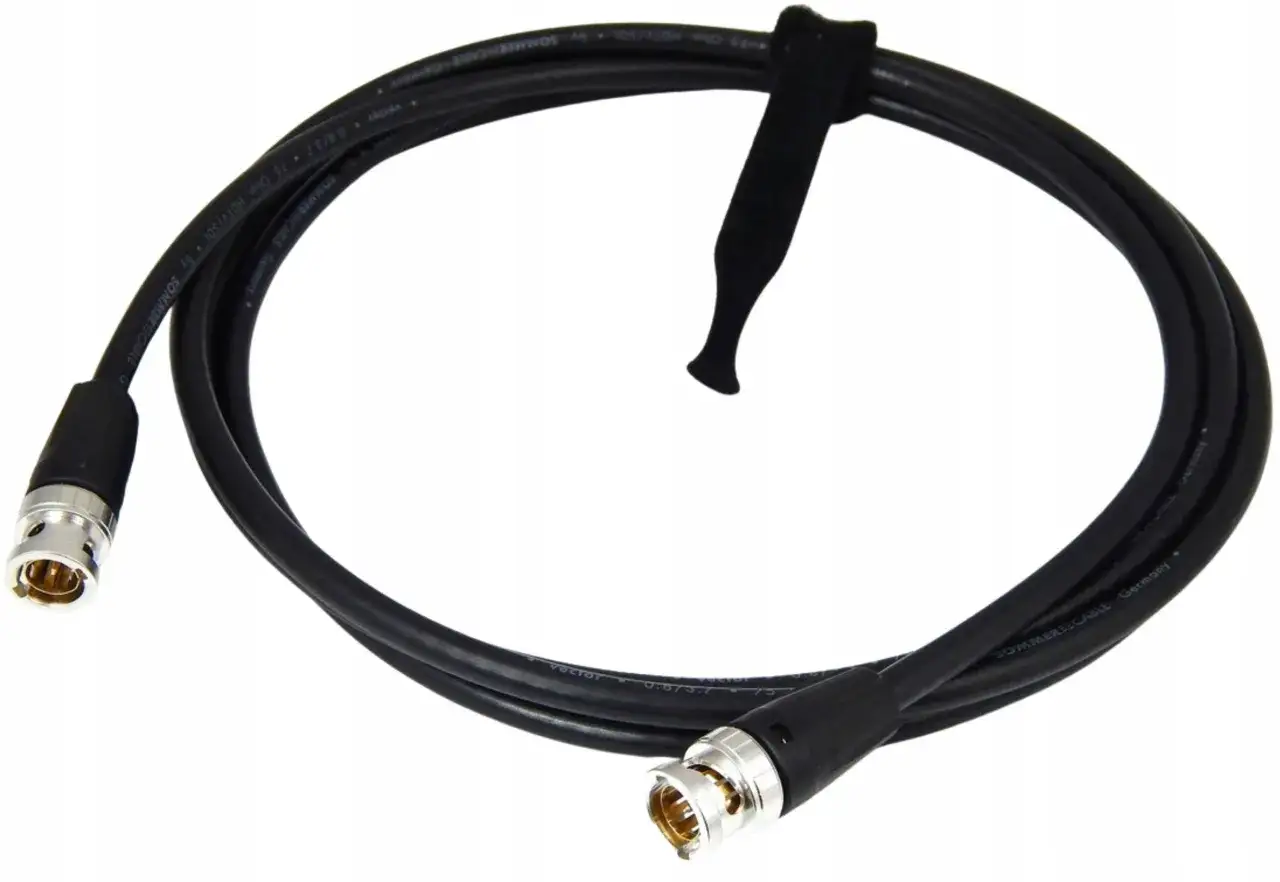 Czarny kabel SDI z wtykami BNC, oznaczony jako 75 Ohm HDTV/SDI, wyprodukowany w Niemczech.