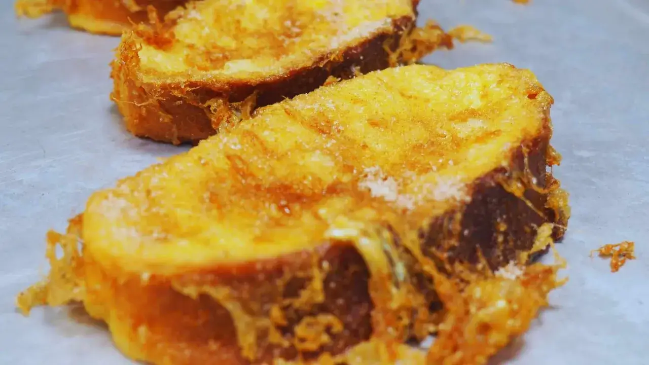 Torrijas doradas y crujientes, espolvoreadas con azúcar. Un dulce típico de Zaragoza, perfecto para disfrutar en cualquier momento.