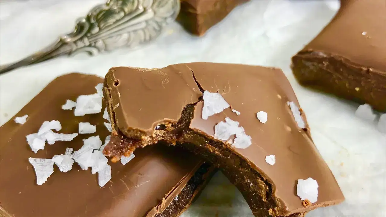 Chokladbitar med flingsalt, som en lyxig marsans&aring;s t&aring;rta. En bit &auml;r bruten och visar det m&ouml;rka inkr&aring;met.