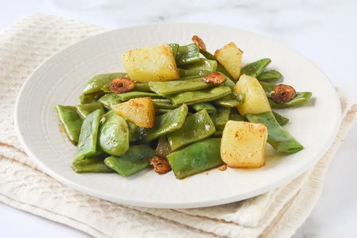 Jud&iacute;as verdes salteadas con patatas y ajo crujiente, un plato sencillo y delicioso.