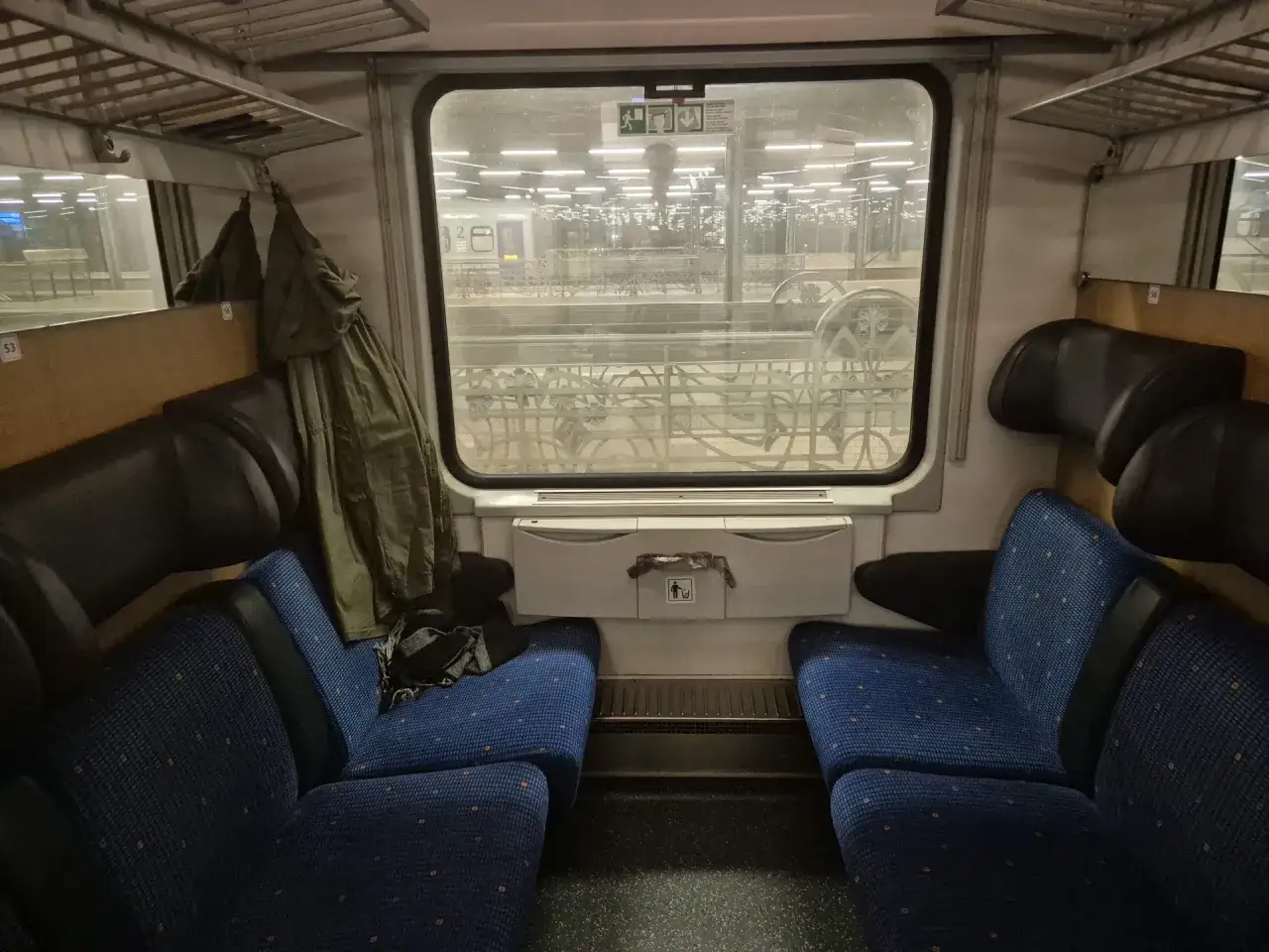 Wnętrze wagonu kolejowego, gotowego na podróż z Gdańska do Pragi. Siedzenia czekają na pasażerów.