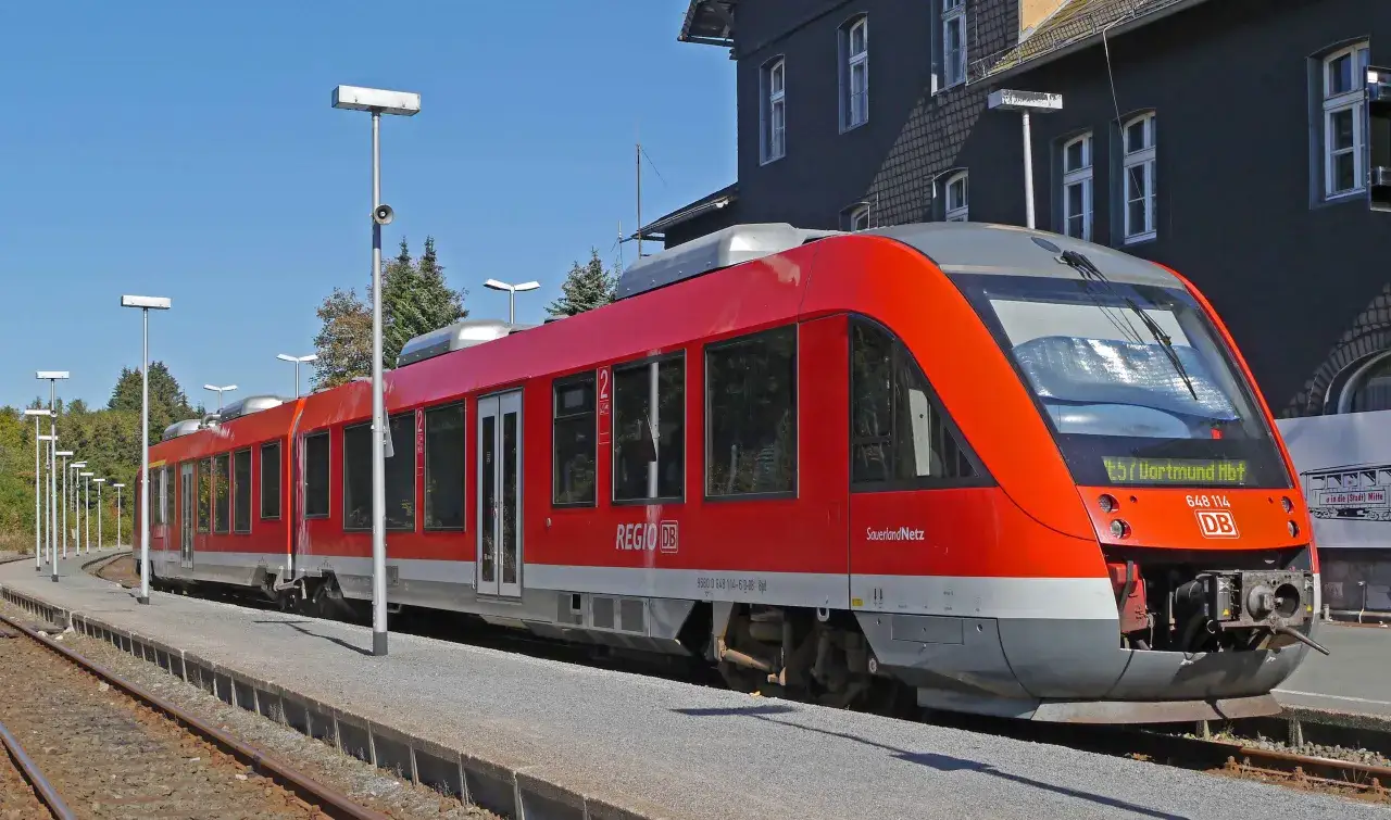 Czerwony pociąg REGIO DB z napisem