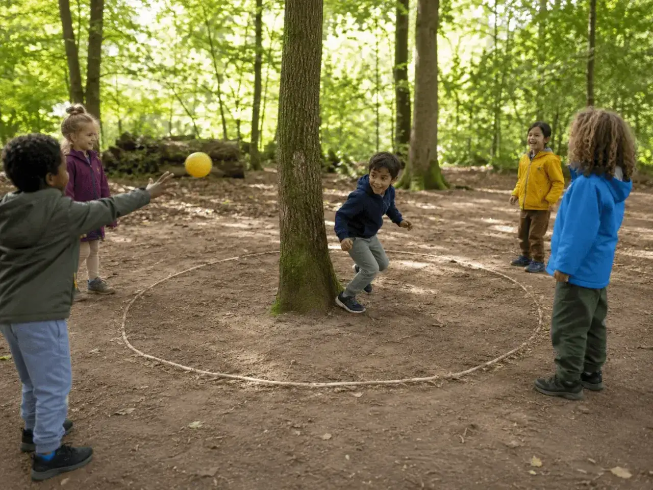 Kinder spielen im Wald Ball, tolle Sport mit Kindern Ideen für draußen.