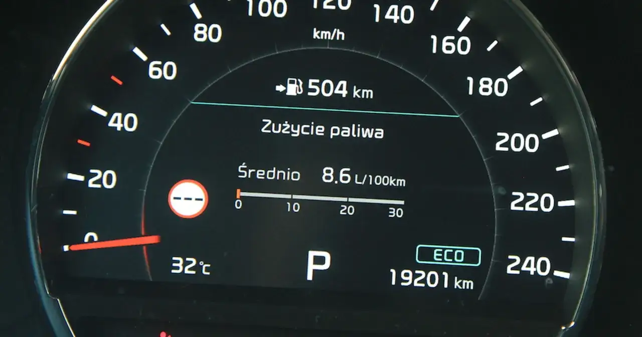 Średnie zużycie paliwa samochodu to 8.6 L/100km. Na ekranie widać też zasięg 504 km i przebieg 19201 km.