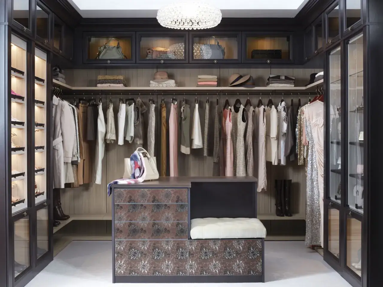 Ett lyxigt walk-in closet med kl&auml;der, skor och v&auml;skor.