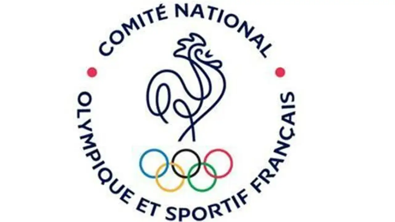 Le coq gaulois, symbole de l'art des sports français, surmonte les anneaux olympiques. Le Comité National Olympique et Sportif Français.