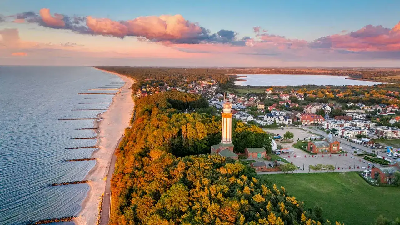 Zachód słońca nad Niechorzem. Latarnia morska, plaża i morze tworzą piękne niechorze atrakcje.