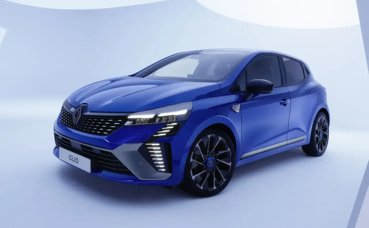 Niebieski Renault Clio 2024 z nowoczesnymi światłami LED i stylowymi felgami.