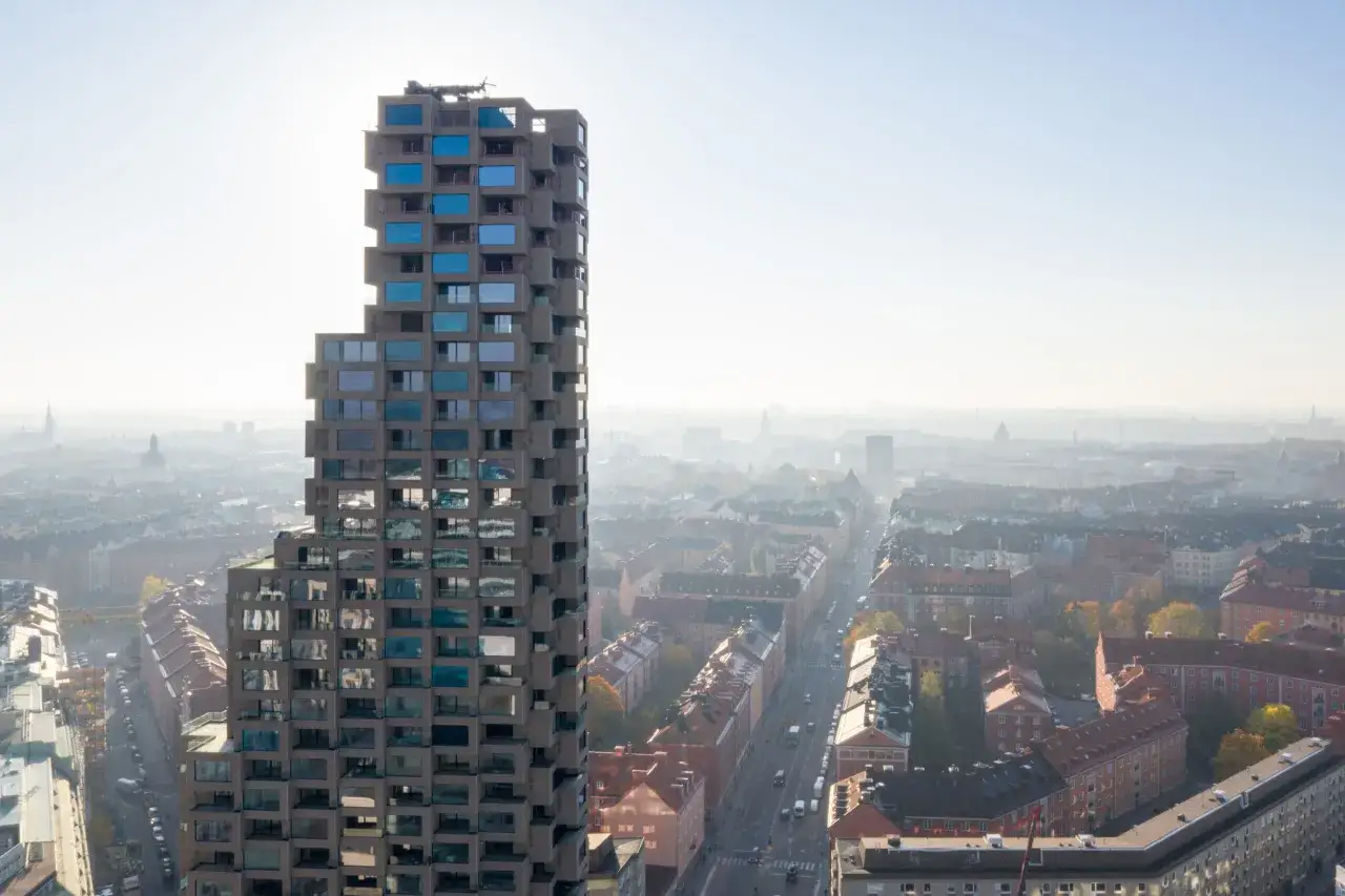 Norra Tornen utsikt &ouml;ver en stad i dimma. Den unika arkitekturen med utskjutande f&ouml;nsterpartier f&aring;ngar ljuset.