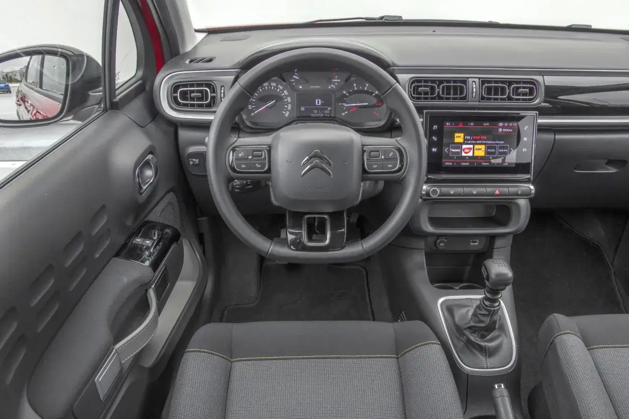 Wnętrze Citroen C3 2018: kierownica, deska rozdzielcza z ekranem dotykowym i dźwignia zmiany biegów.