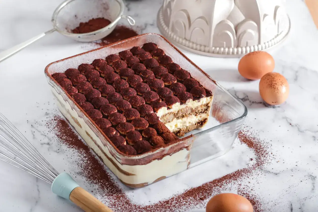 Tiramis&ugrave; classico pronto per essere servito con cacao in polvere
