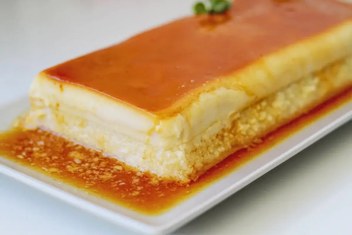Delicioso flan de manzana con caramelo líquido, una capa cremosa y otra con textura.
