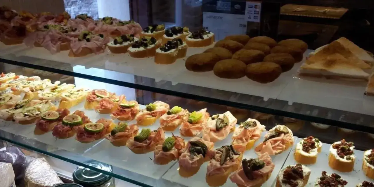 Assaggio di cicchetti, perfetti per scoprire i migliori ristoranti di Venezia. Crostini con salumi, formaggi e verdure.