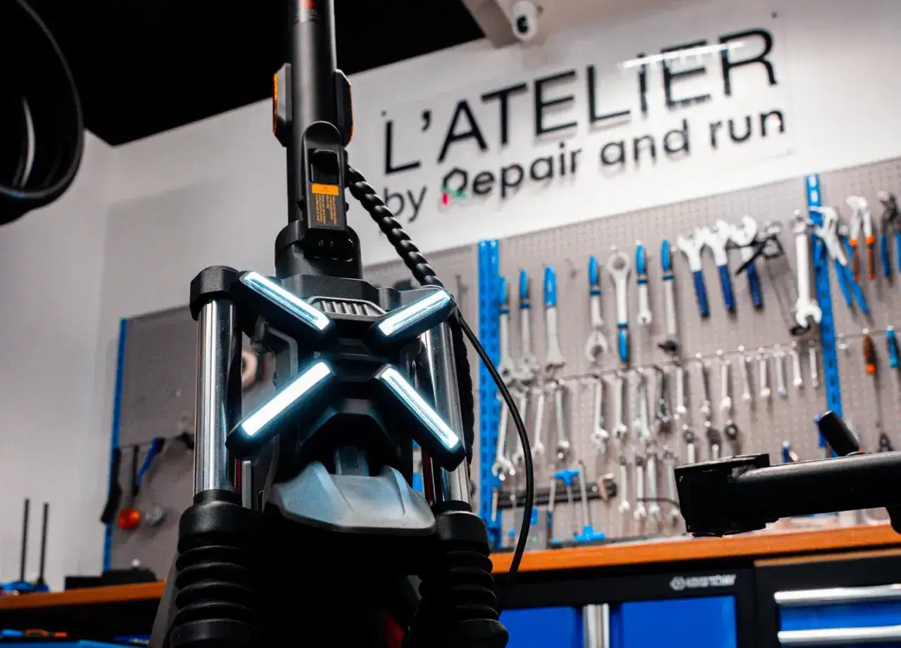 L'avant d'une trottinette électrique moderne, prêt pour un entretien. L'atelier 